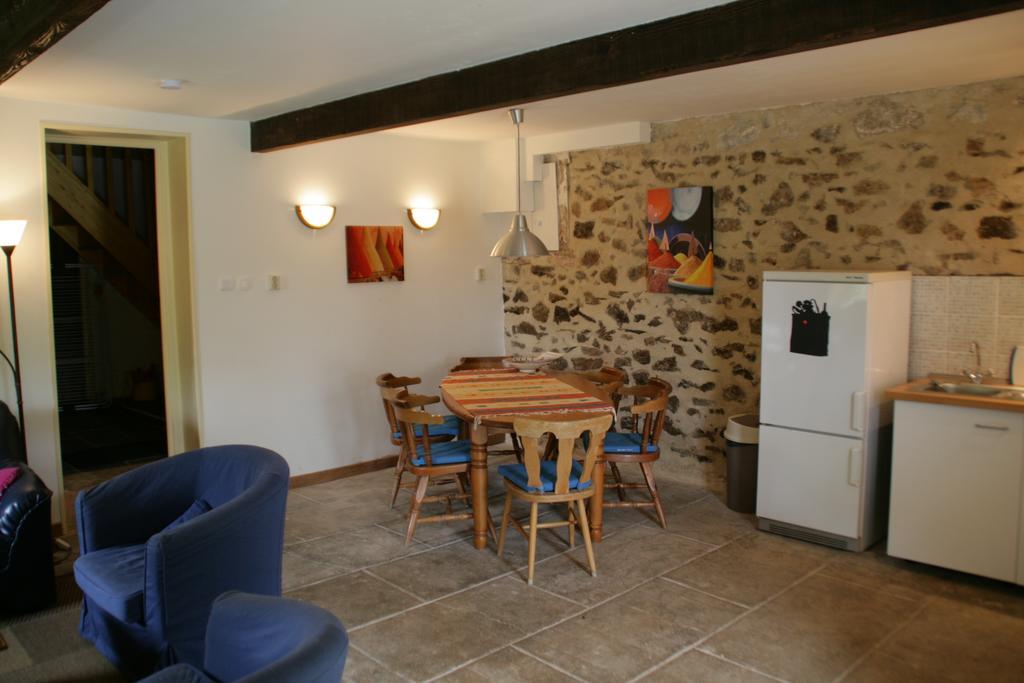 Bed and Breakfast Le Petit Mas D'Ile Saint-Germain-de-Confolens Номер фото