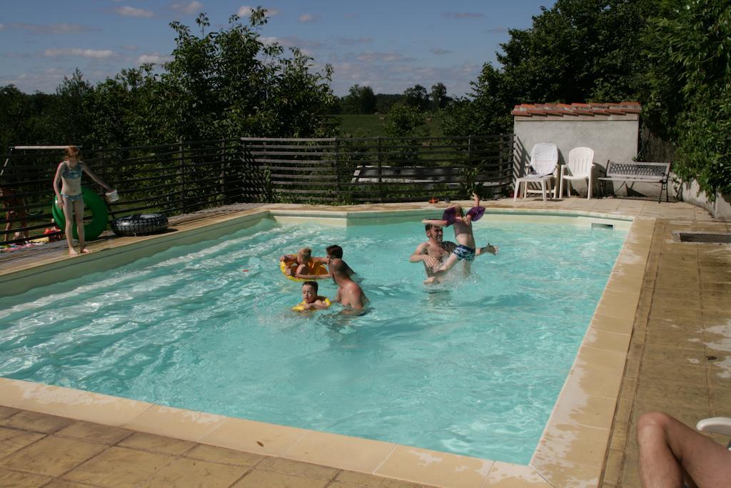 Bed and Breakfast Le Petit Mas D'Ile Saint-Germain-de-Confolens Экстерьер фото