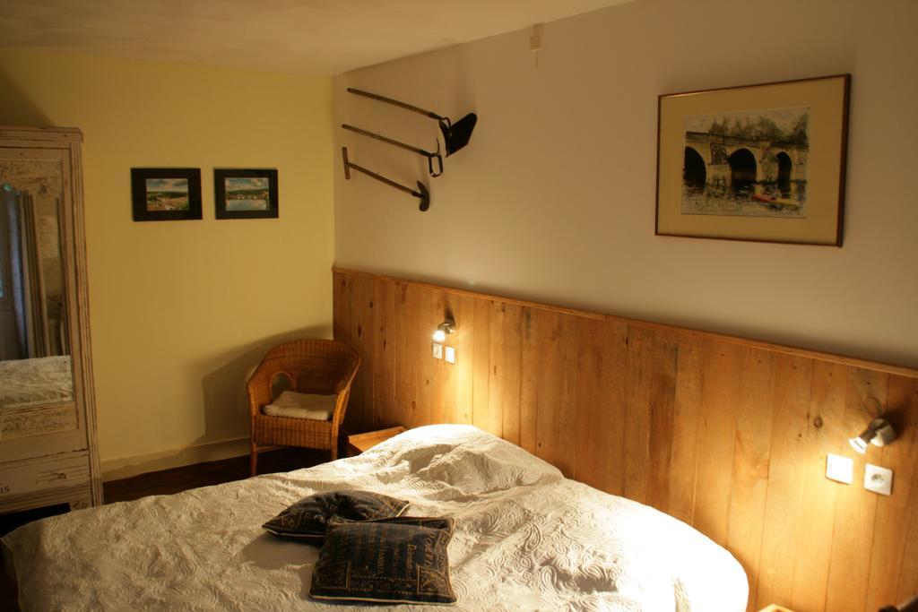 Bed and Breakfast Le Petit Mas D'Ile Saint-Germain-de-Confolens Экстерьер фото